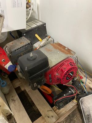 un petit moteur posé sur une palette dans une pièce