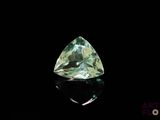 gros plan d'un diamant vert sur une surface noire