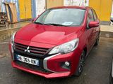 une voiture rouge garée à côté d'une voiture blanche sur un parking