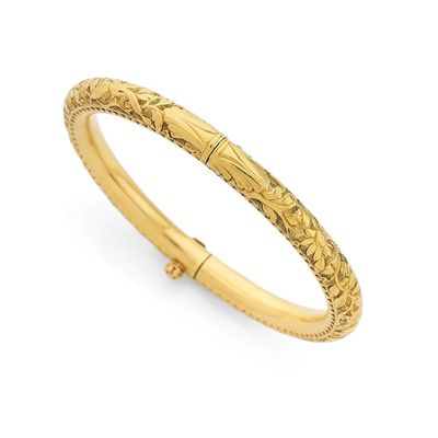 un bracelet rigide en or jaune orné d'un motif gravé
