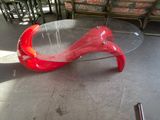 une table en verre sur laquelle se trouve un objet rouge