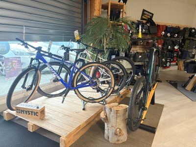 Installation d'agencement mural mélaminé imitation bois clai…