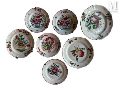 six assiettes ornées de motifs floraux sont disposées sur un fond blanc