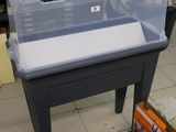 une petite table sur laquelle se trouve un récipient en plastique