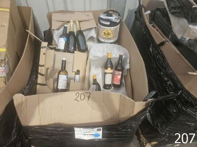 de nombreuses bouteilles et canettes de vin dans un carton