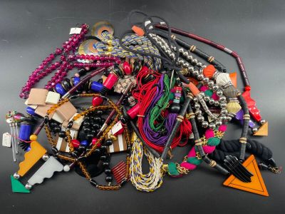 un tas de colliers et de bracelets de toutes sortes posés sur une table
