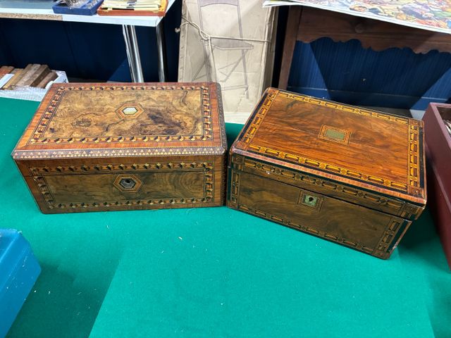 Deux coffrets écritoires en bois de loupe et marqueté. XIXe. Fent