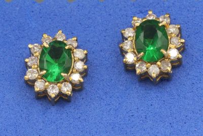 une paire de boucles d'oreilles en émeraude et diamant