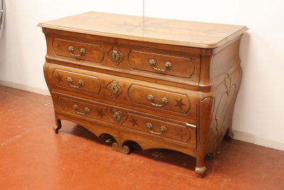 Commode en bois naturel et marqueterie d'étoiles, elle ouvre…