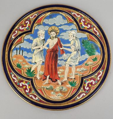 une assiette sur laquelle est représentée une femme et deux hommes