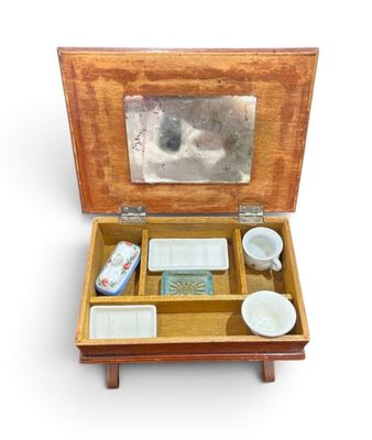 une petite boîte en bois contenant un miroir