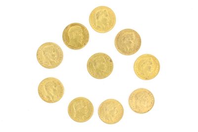 des pièces d'or disposées en cercle sur un fond blanc
