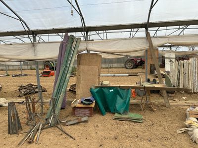 beaucoup de matériel de chantier au milieu d'un champ