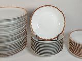 plusieurs assiettes empilées sur une table