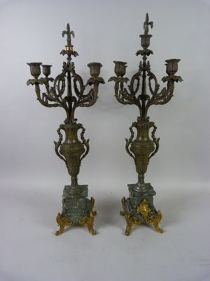 paire de candélabres anciens en laiton avec socle en marbre vert