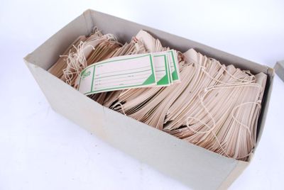 Un lot 1000 étiquettes QMC en boite datée 1943 TBE