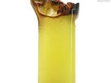 un vase en verre contenant un liquide jaune