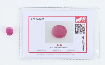 une image montrant un gros plan d'un comprimé rose posé sur une surface blanche