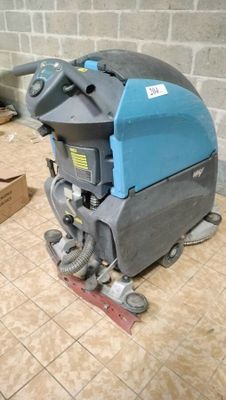 a machine that is sitting on the floor in the room