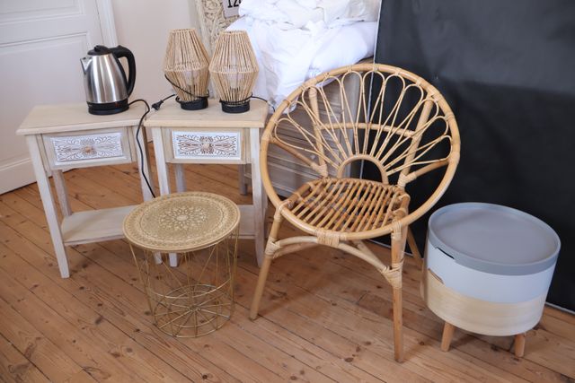 Fauteuil rotin corbeille, petit chevet moderne, lampe moderne cor...