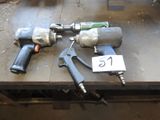 deux outils pneumatiques posés sur une table