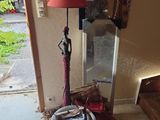 une lampe posée sur une table devant une porte