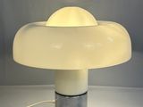 l'image d'une lampe posée sur une table