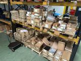 de nombreux cartons sur les étagères de l'entrepôt