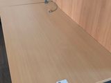 un bureau avec deux chaises et une lampe posée dessus