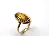 Gros plan sur une bague contenant une pierre jaune