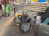une machine qui se trouve dans un garage, à côté d'autres objets