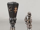 deux vases en argent posés l'un à côté de l'autre sur une table