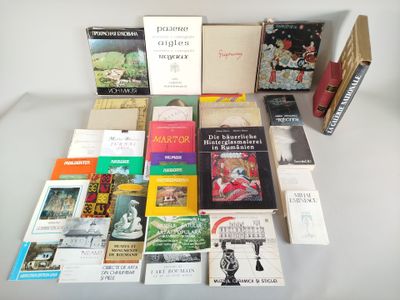 un grand nombre de livres posés sur une table