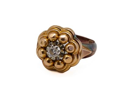 une image d'une bague en or avec un diamant au centre