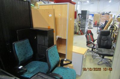 une photo d'une pièce avec un bureau, une chaise et des armoires