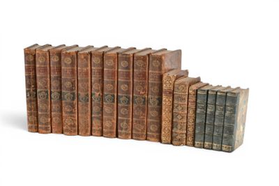 plusieurs vieux livres sont alignés sur une surface blanche