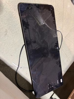un verre brisé à l'arrière d'un téléphone portable