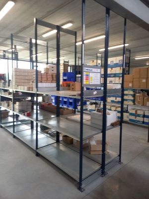 de nombreuses étagères dans l'entrepôt, sur lesquelles sont posées des cartons