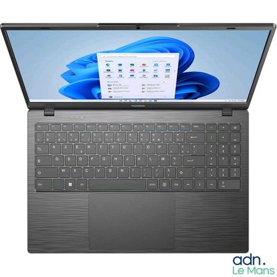 l'ordinateur portable est ouvert sur une surface blanche avec un fond bleu