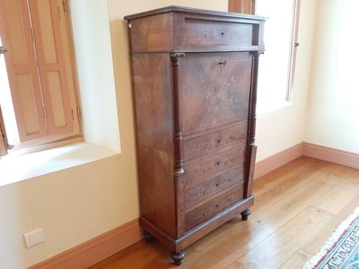 un grand meuble en bois dans le coin d'une pièce