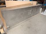un gros morceau de béton posé par terre dans le garage