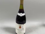 deux bouteilles de vin posées l'une à côté de l'autre sur une table