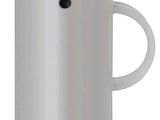 une photo d'une cafetière en acier inoxydable avec un couvercle noir