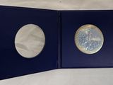 un gros plan d'une boîte bleue contenant une pièce d'argent