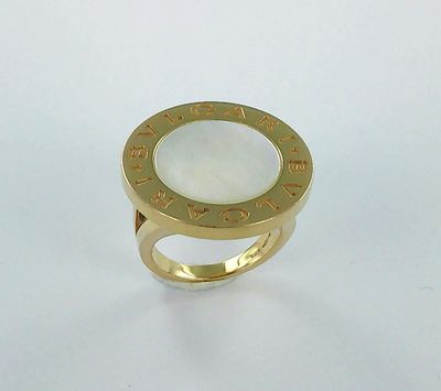 une bague en or et nacre ornée de chiffres romains