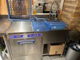 une cuisine équipée d'un évier et d'un lave-vaisselle