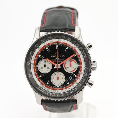 un gros plan d'une montre noire et rouge sur fond blanc