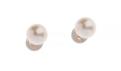 une paire de boucles d'oreilles en perles sur fond blanc