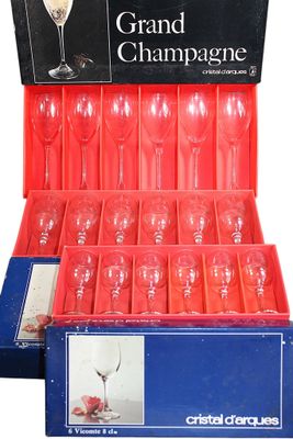 de nombreux verres à vin vides dans une vitrine