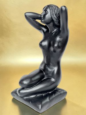 Bronze signé Pierre CHENET, représentant une femme nue assis…